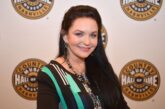 Crystal Gayle Cancels Upcoming Appearance After Injury